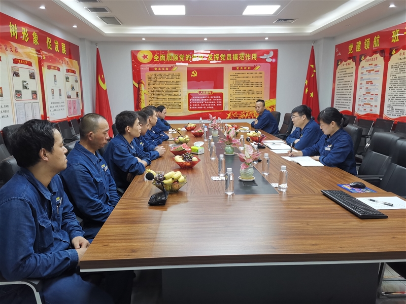 7月30日下午，軋鋼廠黨委組織召開“‘慶八一’學(xué)黨史  扛死肩   共奮進(jìn)”復(fù)轉(zhuǎn)軍人座談會